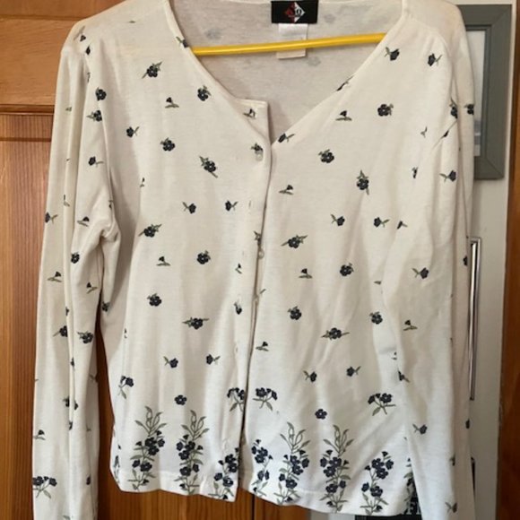 Pair of Spring Sweaters . Size Medium - Picture 8 of 8